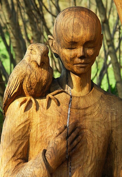 Le gardien du torrent. Sculpture de Monik, visage et oiseau.